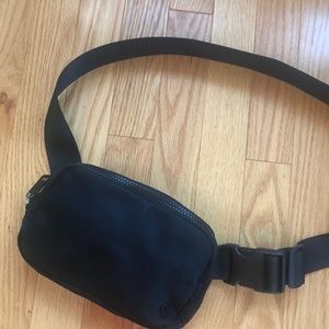 Lululemon on the move everywhere belt bag black